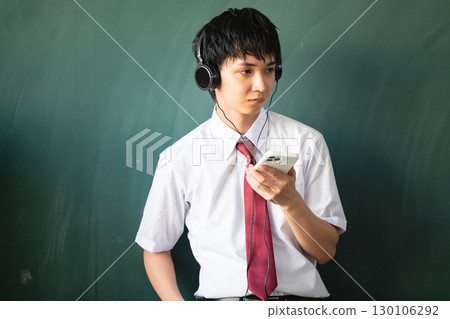 聽音樂的年輕人 130106292