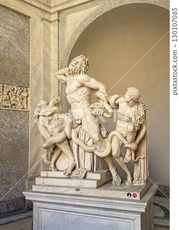 VATICAN CITY, ROME, ITALY - AUGUST 02, 2025 Laocoon and His Sons marble statue prominently displayed on a pedestal inside Pio-Clementino museum. The sculpture depicts three men attacked by serpents VATICAN CITY, ROME, ITALY - AUGUST 02, 2025 Laocoon and His Sons marble statue prominently displayed on a pedestal inside Pio-Clementino museum. The sculpture depicts three men attacked by serpents 130107085