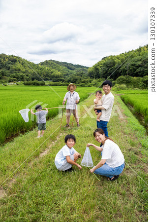 回家:日本家庭暑假期間在家鄉玩樂 回家:日本家庭暑假期間在家鄉玩樂 130107339
