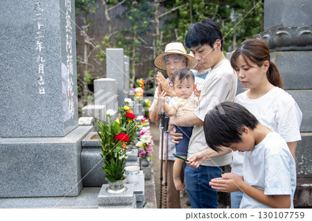 Japanese family visiting graves, Obon, homecoming 130107759