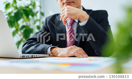 一位西裝筆挺的男士正在深思 130108813