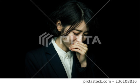 一名女子在黑色背景上流淚 130108816