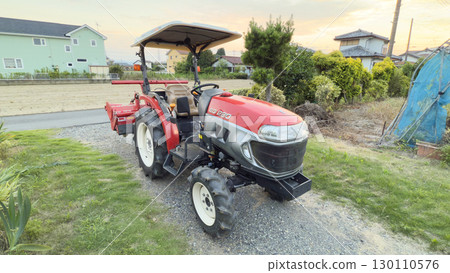 Agricultural tractor Agricultural tractor 130110576