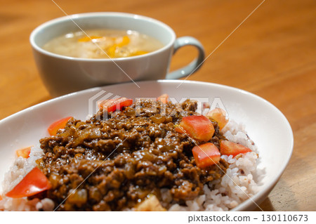 晚餐是肉末和番茄乾咖哩，配米飯和湯 130110673