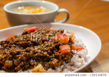 晚餐是肉末和番茄乾咖哩，配米飯和湯 130110676