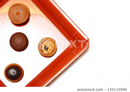 朱紅色容器中盛裝的各種日式點心 130110996