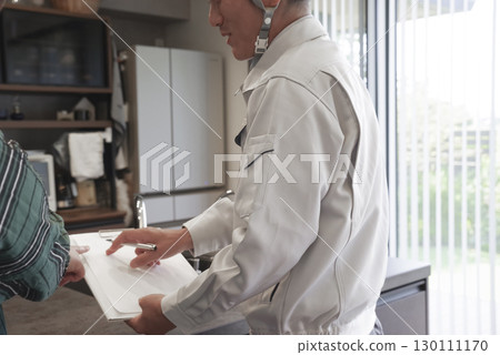 A scene where a male contractor explains the details of the estimate 130111170