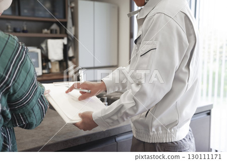 A scene where a male contractor explains the details of the estimate 130111171