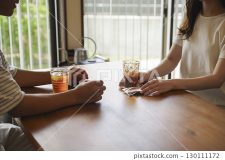 男人和女人在餐桌上進行嚴肅的討論 130111172