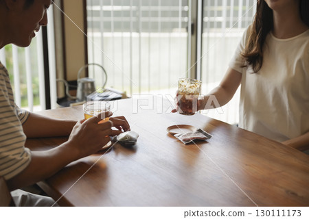 男人和女人在餐桌上進行嚴肅的討論 130111173