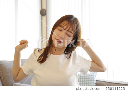 一位女士透過伸展身體來改變心情 130111223