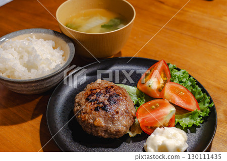 晚餐是漢堡牛排配番茄、馬鈴薯沙拉、米飯和味噌湯 晚餐是漢堡牛排配番茄、馬鈴薯沙拉、米飯和味噌湯 130111435
