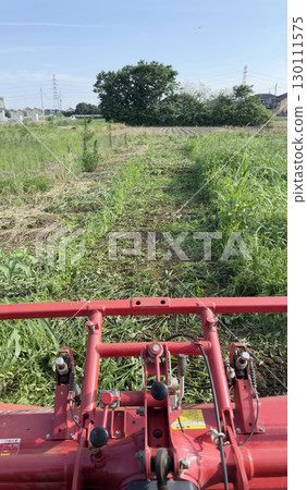 從拖拉機駕駛座拍攝,犁過草地 從拖拉機駕駛座拍攝,犁過草地 130111575