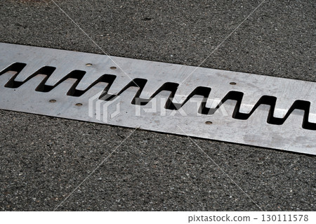 Expansion devices that absorb the expansion and contraction of bridge girders 130111578