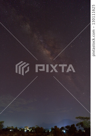 從非洲大陸看到的銀河和星空 130111625