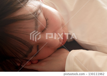 一位女士正在享受放鬆按摩 130111962