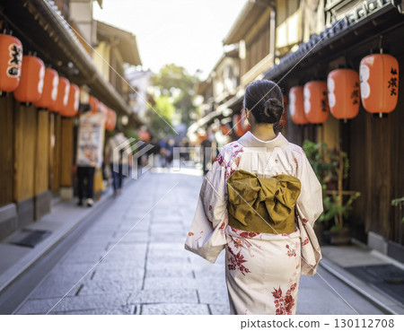 The back of a woman in a kimono shape 130112708