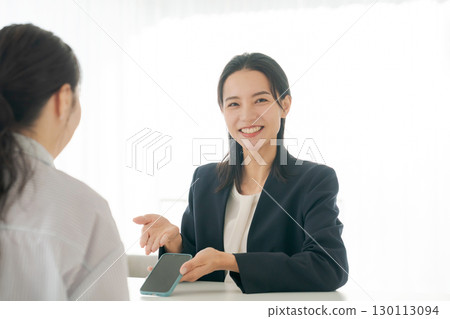 一位女士正在解釋產品 130113094