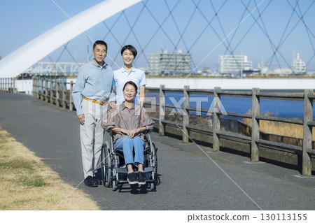 坐輪椅的婦女和家人 坐輪椅的婦女和家人 130113155