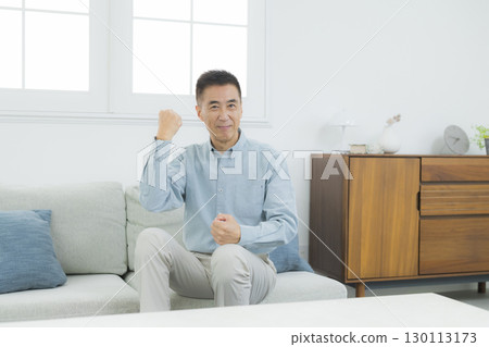 演奏膽量姿勢的老人 130113173