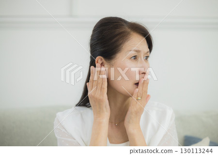 患有聽力損失的老年婦女 130113244