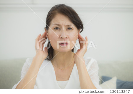 患有聽力損失的老年婦女 130113247