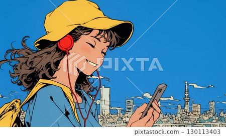 一位女士正在使用智慧型手機，臉上洋溢著幸福的表情 130113403