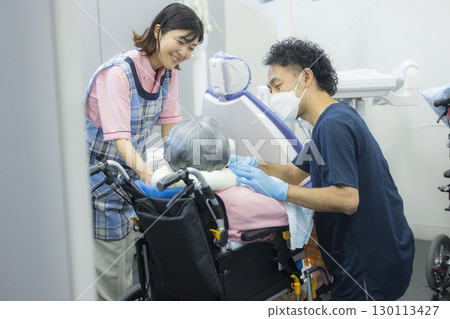 Caregivers and elderly people accompanying them to the dentist Caregivers and elderly people accompanying them to the dentist 130113427