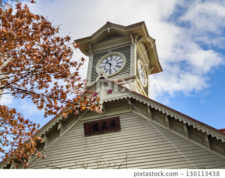 The Sapporo Clock Tower, a symbol of Sapporo, and the autumn leaves. The historical buildings and colorful trees are in perfect harmony. The Sapporo Clock Tower, a symbol of Sapporo, and the autumn leaves. The historical buildings and colorful trees are in perfect harmony. 130113438