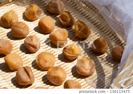 竹籃裡曬乾的李子的特寫（醃李子，土用棍子） 130113475