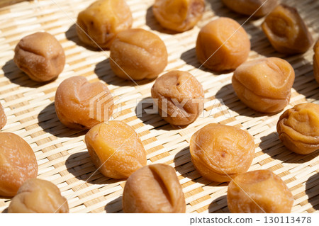 竹籃裡曬乾的李子的特寫(醃李子,土用棍子) 竹籃裡曬乾的李子的特寫(醃李子,土用棍子) 130113478
