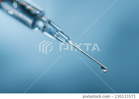 醫用注射器和滴液的微距拍攝 130113571