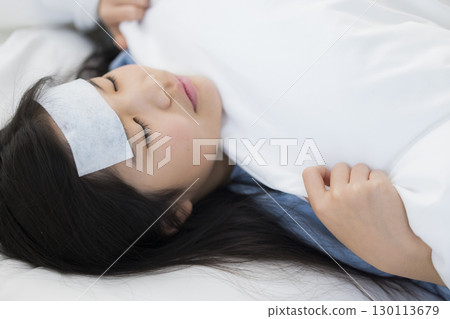 一位母親和一個發燒的女孩 130113679