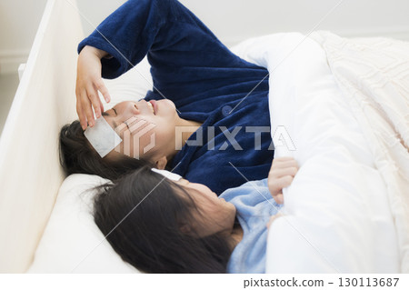 一位母親和一個發燒的女孩 130113687