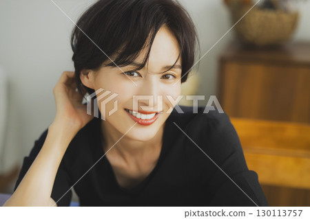放鬆在咖啡館的一個少婦 放鬆在咖啡館的一個少婦 130113757