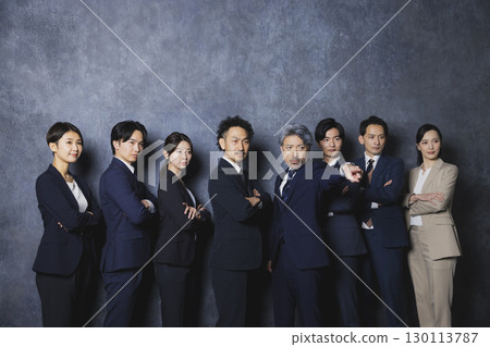  打膽量姿勢的商人 130113787