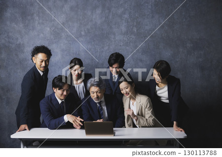 看電腦的人 130113788