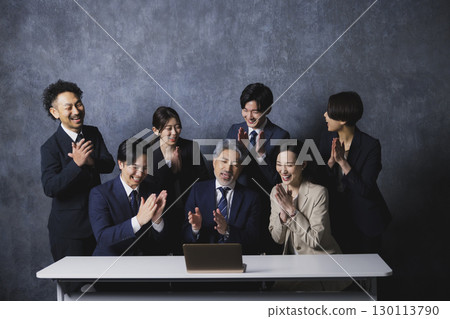 看電腦的人 130113790