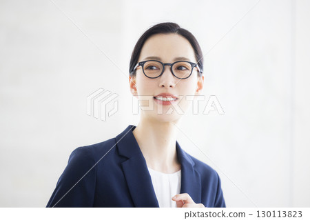 戴眼鏡的女商人 戴眼鏡的女商人 130113823