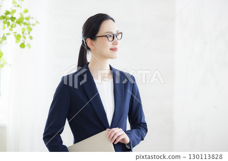 戴眼鏡的女商人 130113828