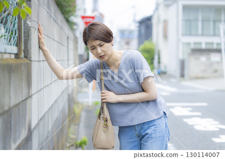 Dizzy woman 130114007