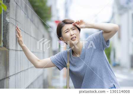Dizzy woman 130114008