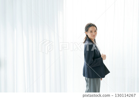 一位穿著西裝的職業女性的肖像 一位穿著西裝的職業女性的肖像 130114267
