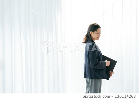 一位穿著西裝的職業女性的肖像 一位穿著西裝的職業女性的肖像 130114268