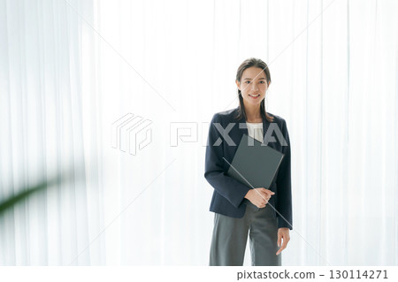 一位穿著西裝的職業女性的肖像 一位穿著西裝的職業女性的肖像 130114271
