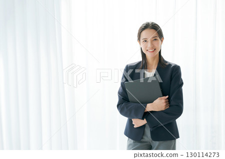 一位穿著西裝的職業女性的肖像 一位穿著西裝的職業女性的肖像 130114273
