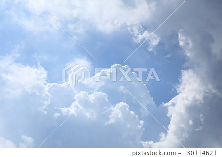 當您穿過雲層之間的空間時，另一邊是藍天 130114621
