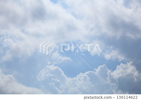 當您穿過雲層之間的空間時,另一邊是藍天 當您穿過雲層之間的空間時,另一邊是藍天 130114622