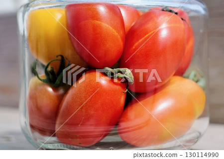 「Aiko」是一瓶在家庭花園裡種植的新鮮櫻桃番茄。 「Aiko」是一瓶在家庭花園裡種植的新鮮櫻桃番茄。 130114990