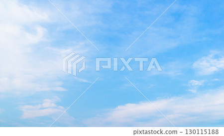 夏末清爽的藍天白雲照片背景。複製空間。 130115188